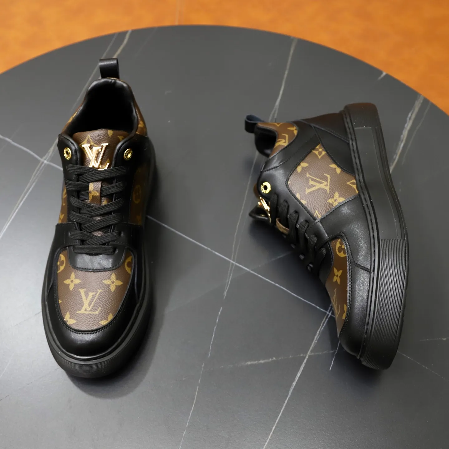 Ex-factory price: 442💰🙅‍♂️🙅‍♂️🙅‍♂️ Brand: LV Louis Vuitton Standard code: 38-44 (45 customized) Grade: Same as the official website Material: Original cowhide material spliced with brand rubber Comfortable and breathable lining Lightweight and wear-resistant sports outsole Style category: Men's fashionable casual shoes Running sneakers Distinguished luxury brand elements Top luxury color: actual picture color